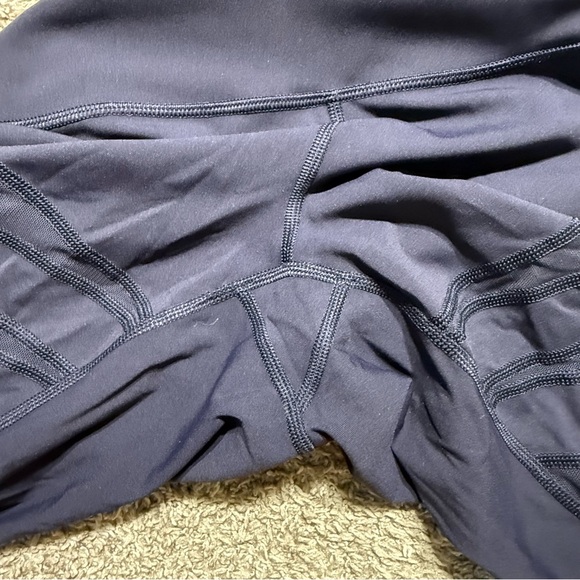 Lululemon size 8 Wanderlust Highest Times Tech Mesh Naval Blue leggings - Picture 9 of 9